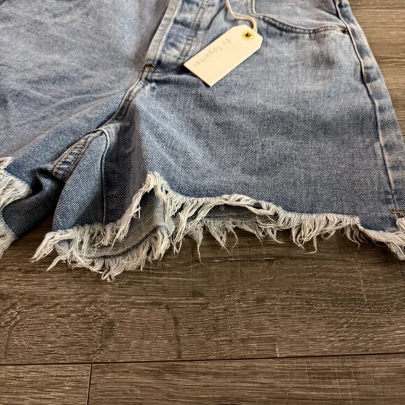 NWT By Together Medium Blue Wash Frayed Hem Jean Shorts Size Medium - Picture 2 of 5